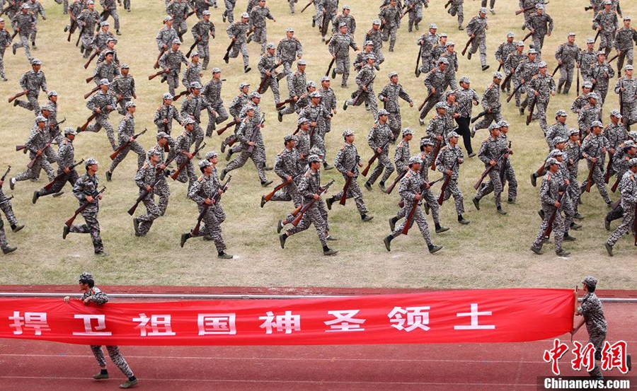 9月14日，大一新生在进行军训汇报表演时打出“捍卫祖国神圣领土”的横幅。
