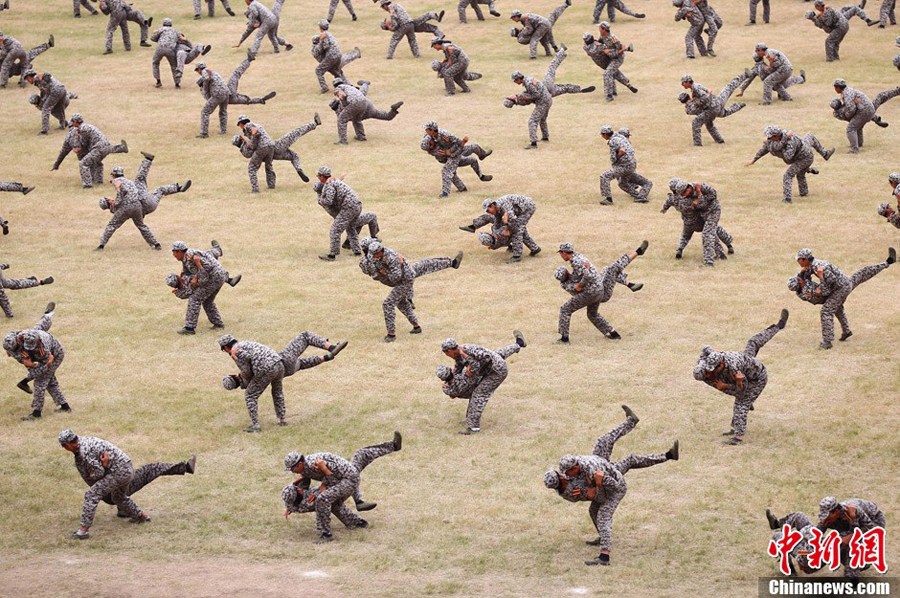 9月14日，大一新生在进行汇报表演。