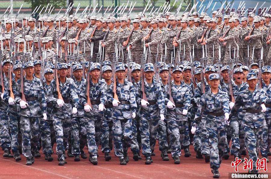 9月14日，大一新生在进行分列式汇报表演。