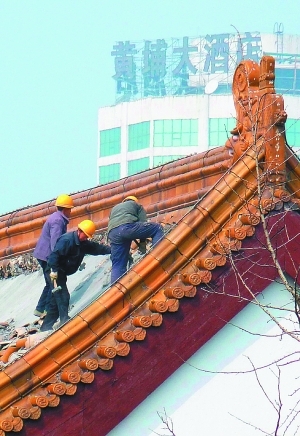 2011年3月4日，南京明故宫遗址公园南大殿揭顶进行屋面维修。CFP 资料