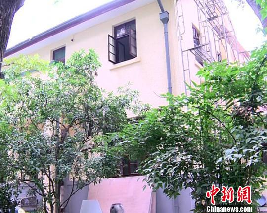 修缮中的故居外观