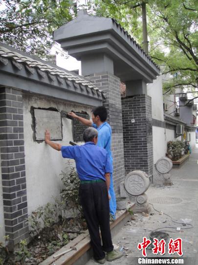 修缮中的故居大门