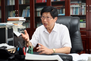 陈万年在三江学院接受本报记者专访。 魏作洪 摄