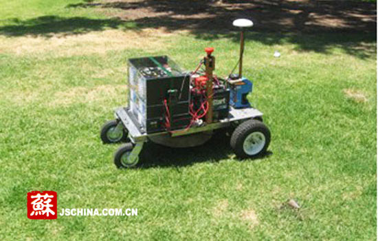 无人操控的“袖珍型”机器人割草机。