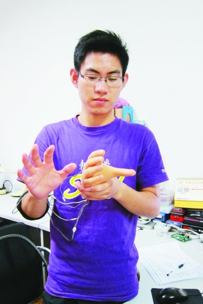 东大技术人员演示第三代“肌电假手”。 毛庆摄