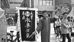 这身打扮，自然为的是吸引众多学子报名。江南时报记者 秦怀珠 摄