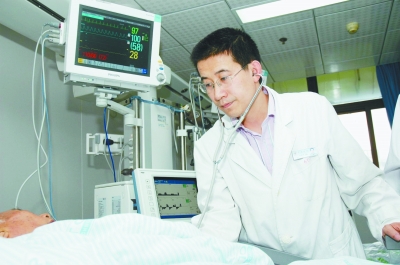 邱海波教授正在给重症病人检查。