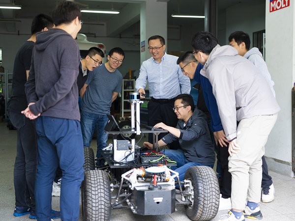 【寻访身边的榜样】他把“小”车开上“大”舞台———访东南大学首席教授殷国栋