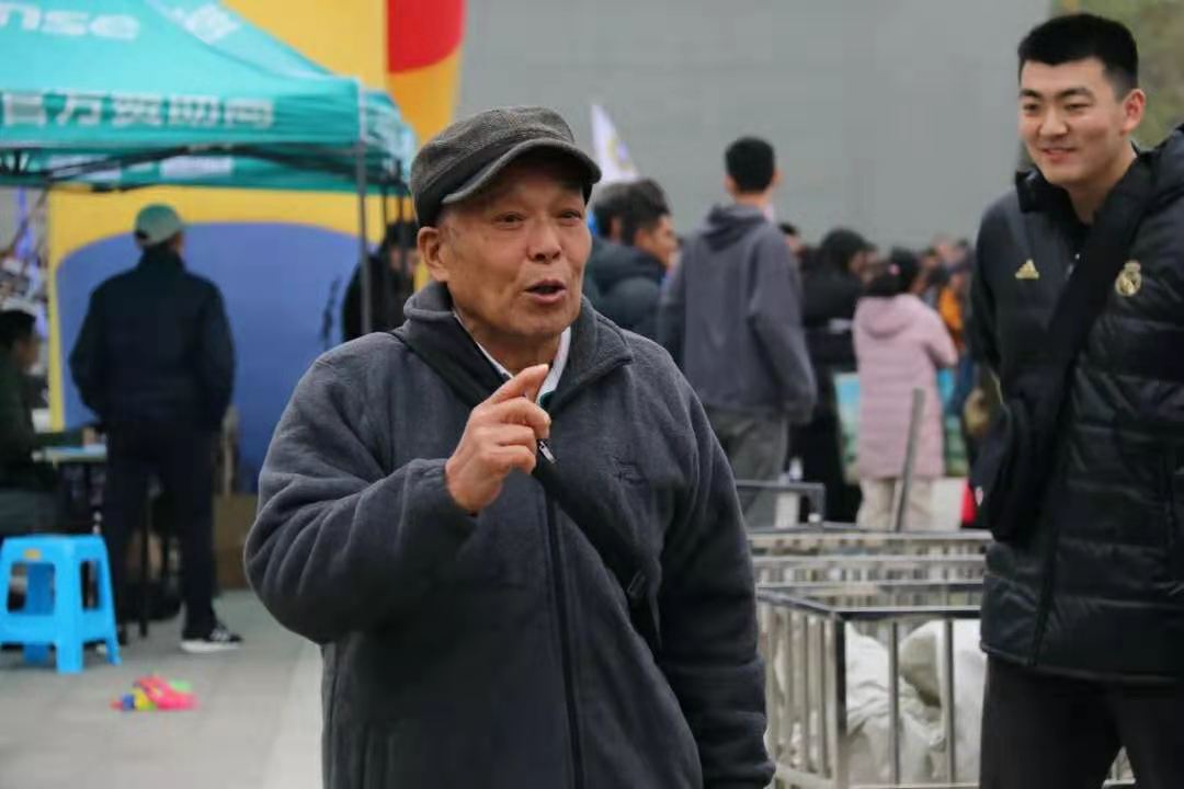 【寻访身边的榜样】鹤发银丝映日月 丹心热血沃新花——记交通学院班主任老师许映泉