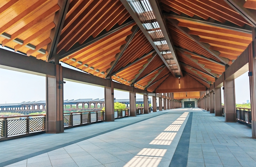 北桥：连接上海馆和江苏馆。